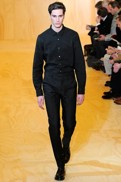 Look 16